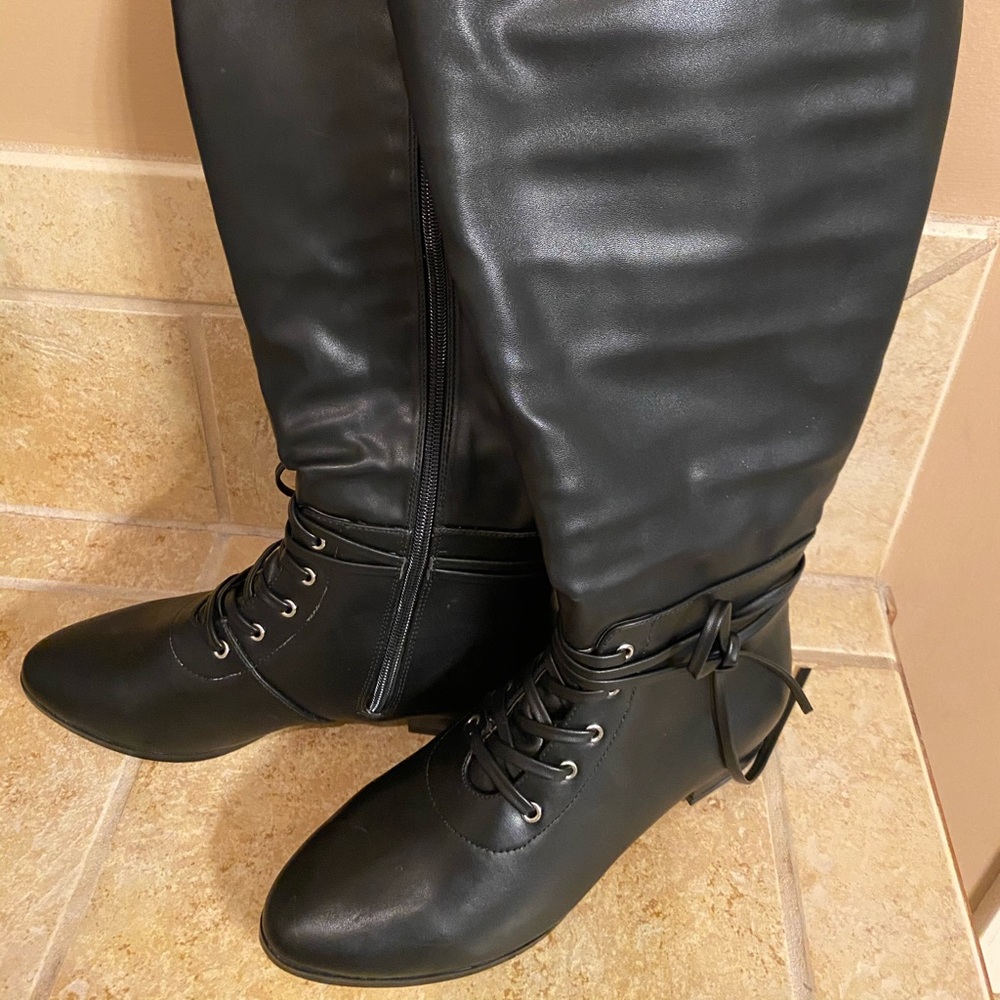 Women’s black knee length boot